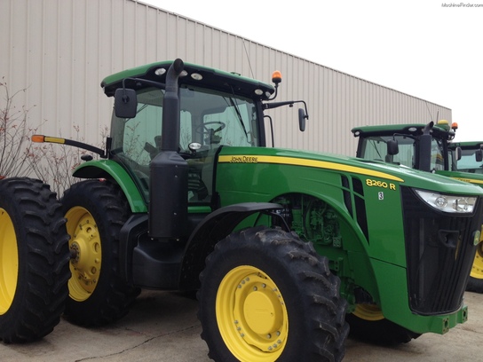 2011 John Deere 8260R