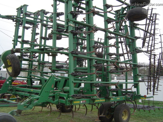 2003 John Deere 2200