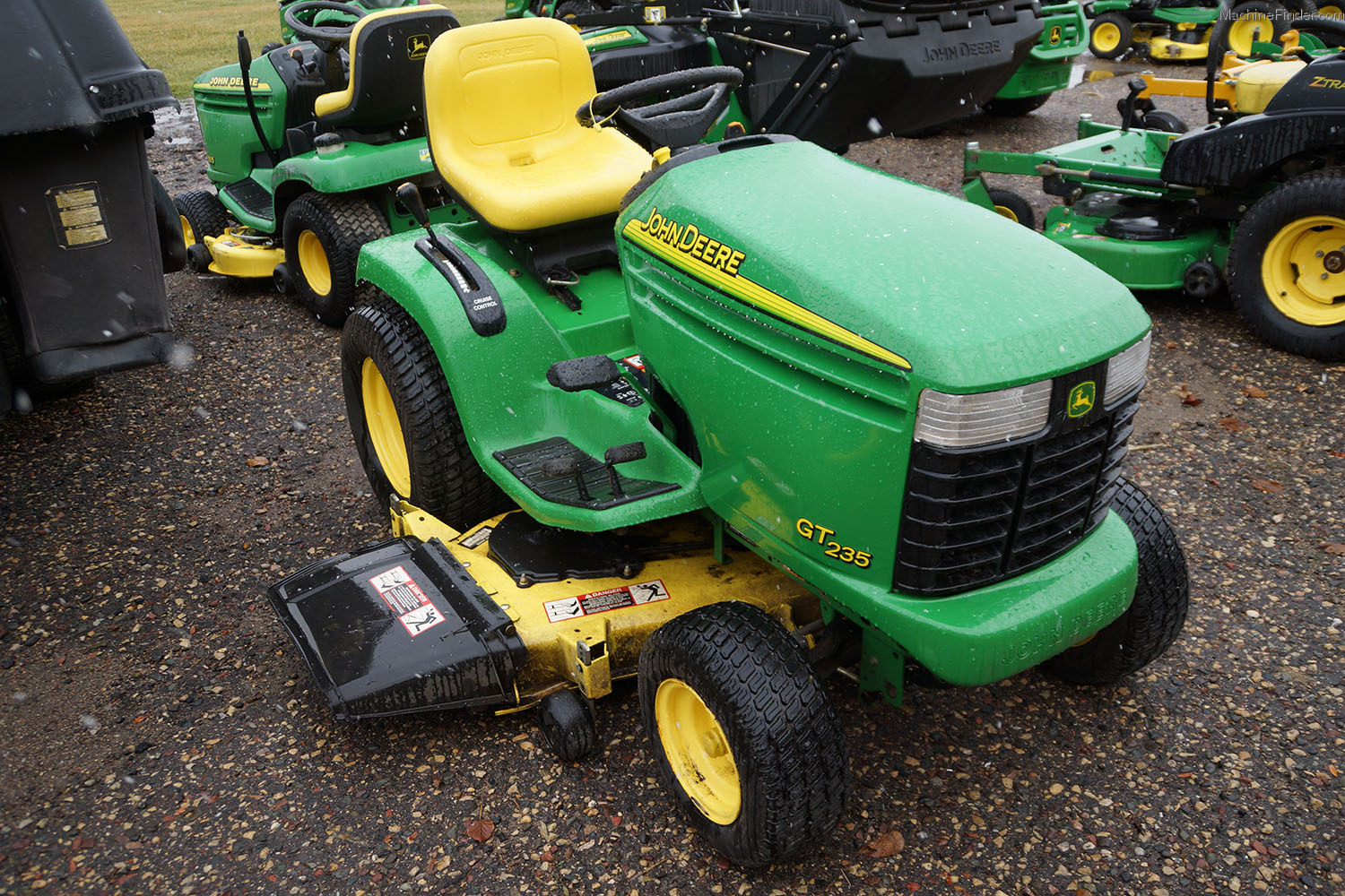 2004 John Deere GT235 Lawn & Garden and Commercial Mowing John Deere