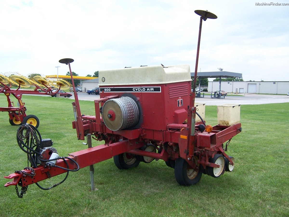 International Harvester 800 Planting & Seeding Planters John Deere