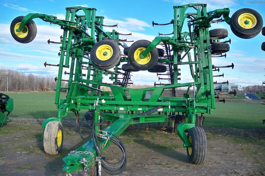 2011 John Deere 2210