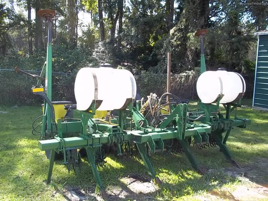  John Deere 1700