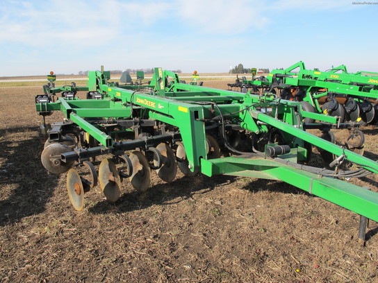 2003 John Deere 2700