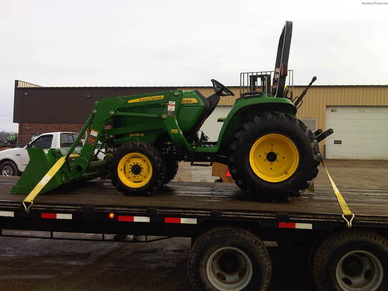  John Deere 3038E