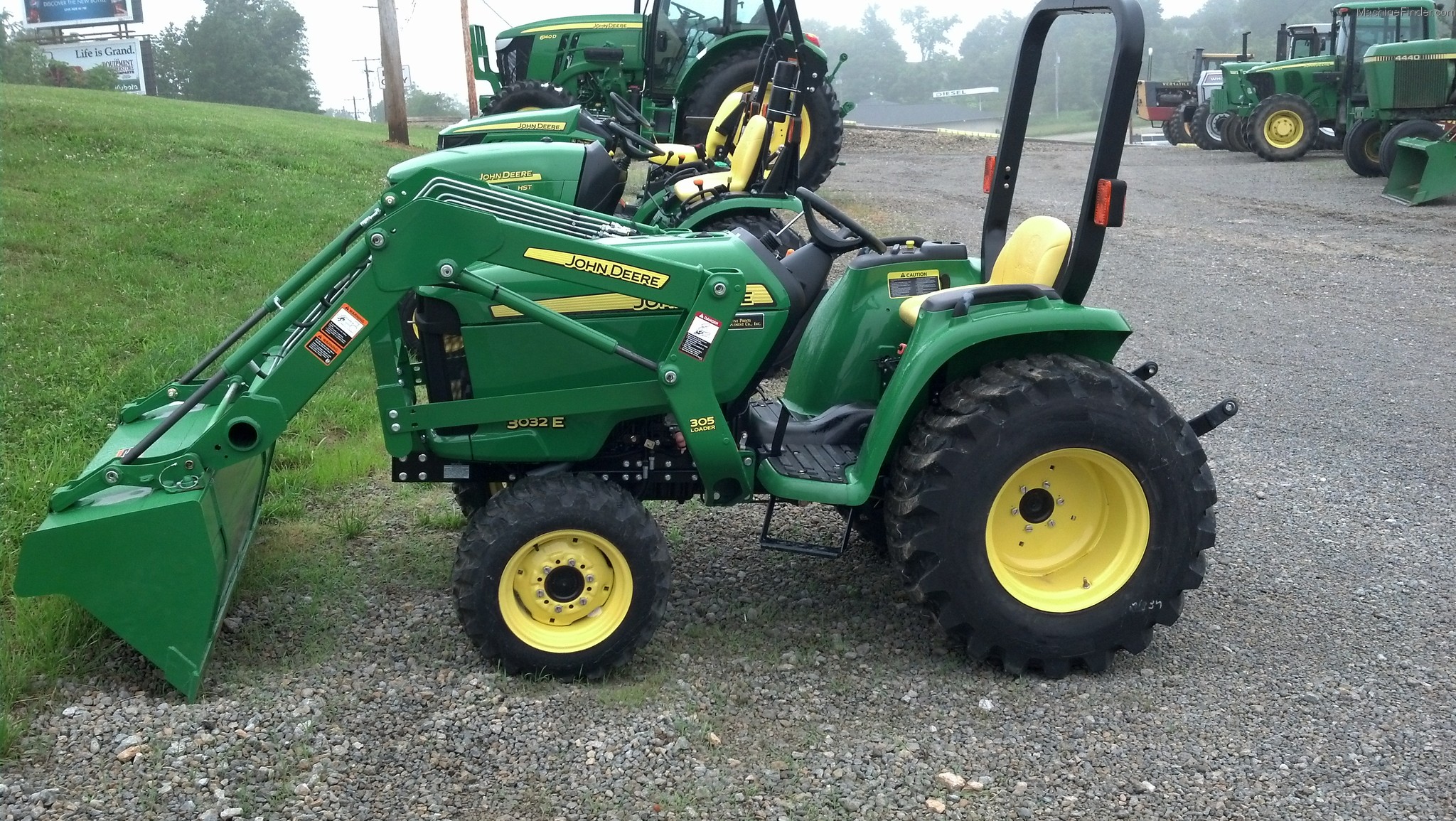 2011 John Deere 3032E Tractors Compact (140hp.) John Deere
