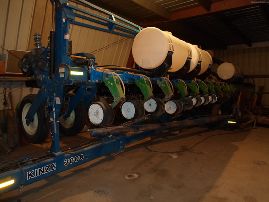 2003 Kinze 3600