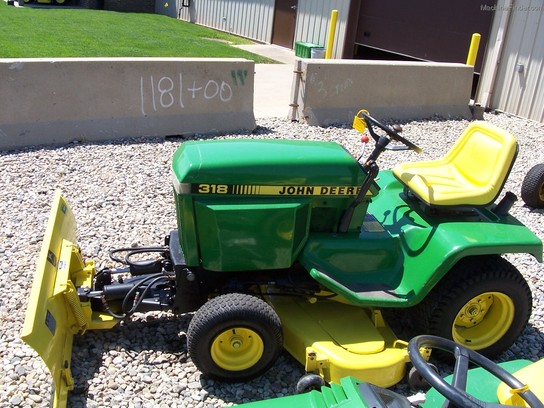 1985 John Deere 318