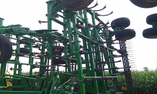2012 John Deere 2210