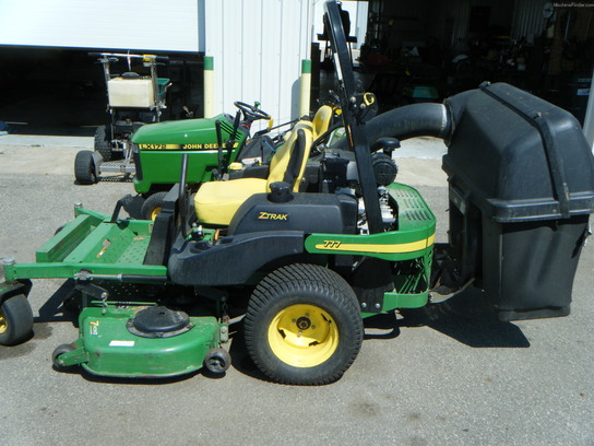 2006 John Deere 777