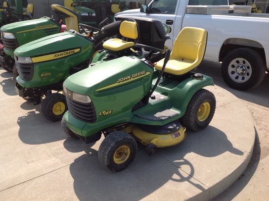 1999 John Deere LT166