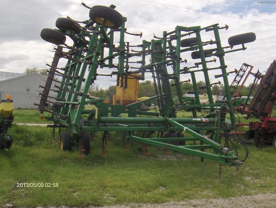 2004 John Deere 2210