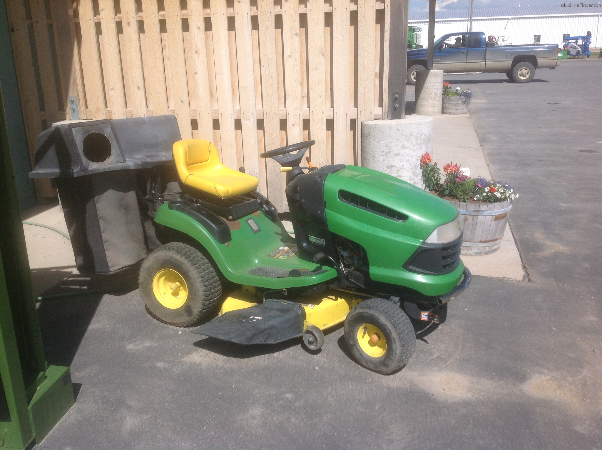 2006 John Deere 115 Lawn & Garden and Commercial Mowing John Deere