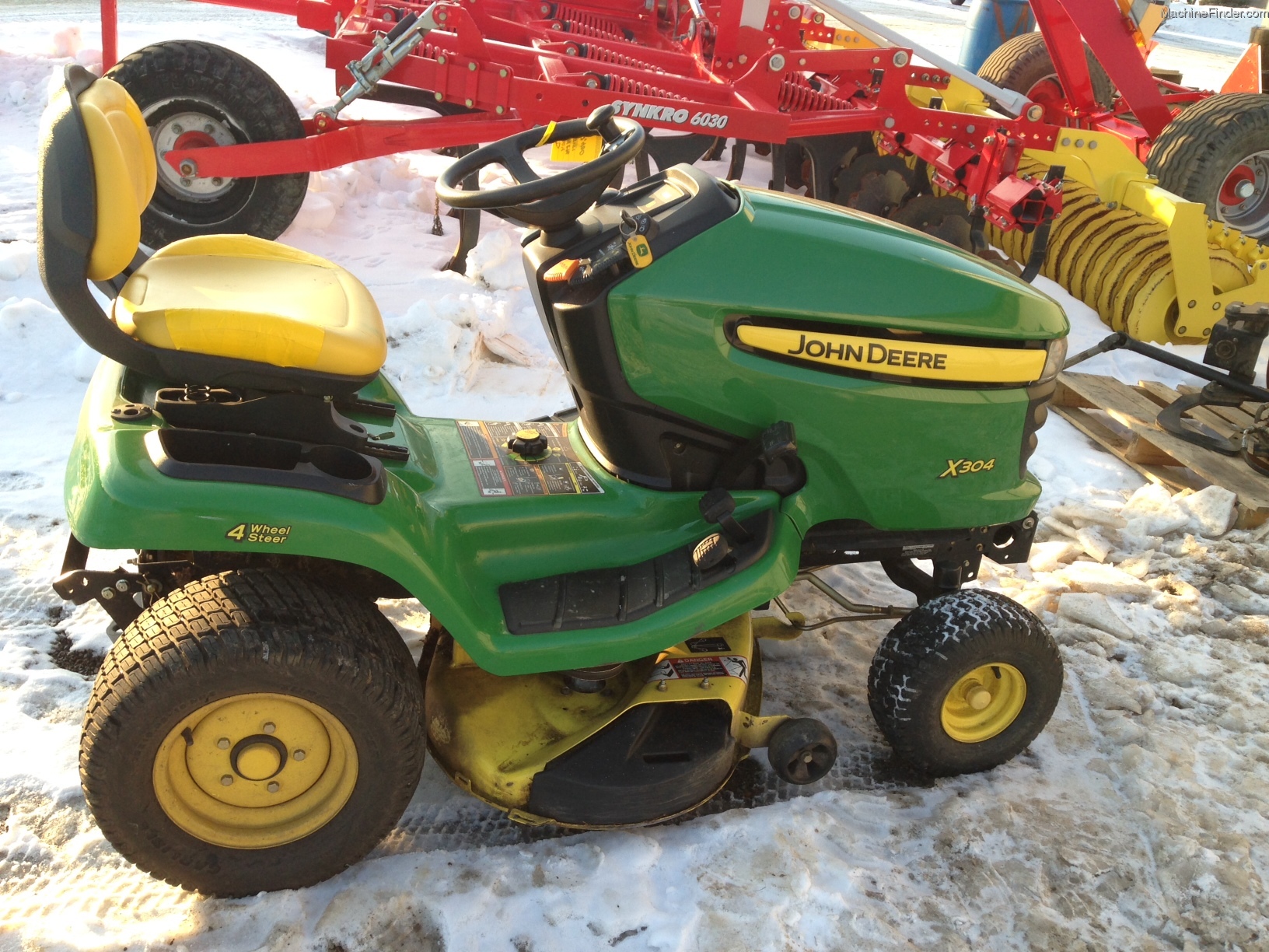 2007 John Deere X304 Lawn & Garden and Commercial Mowing John Deere