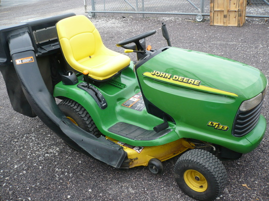 1998 John Deere LT133