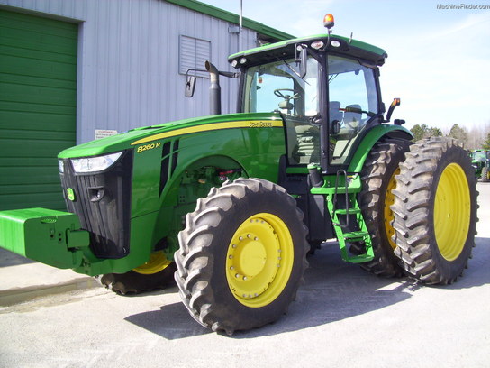 2011 John Deere 8260R