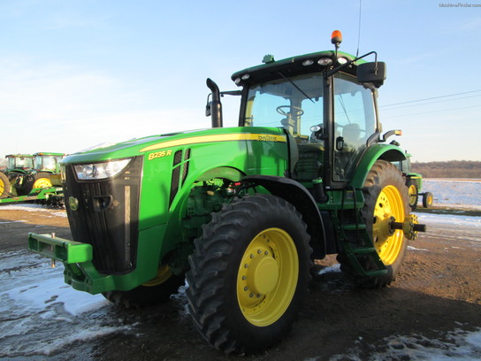 2011 John Deere 8235R