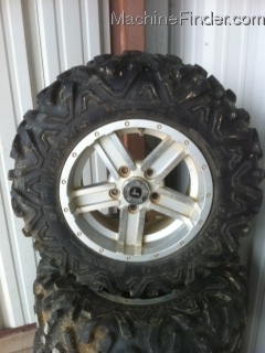  John Deere 825i WHEELS AND TIRES