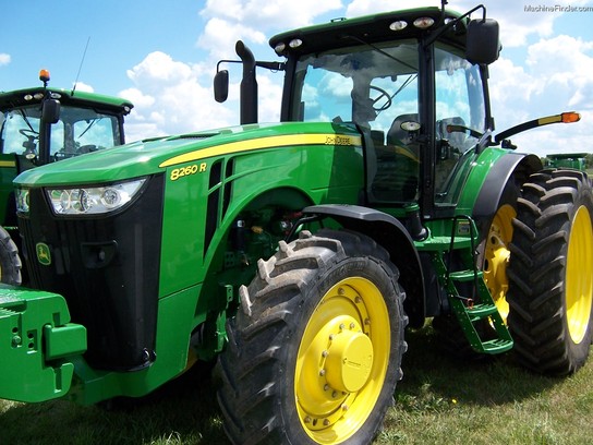 2011 John Deere 8260R