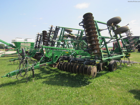 2005 John Deere 726