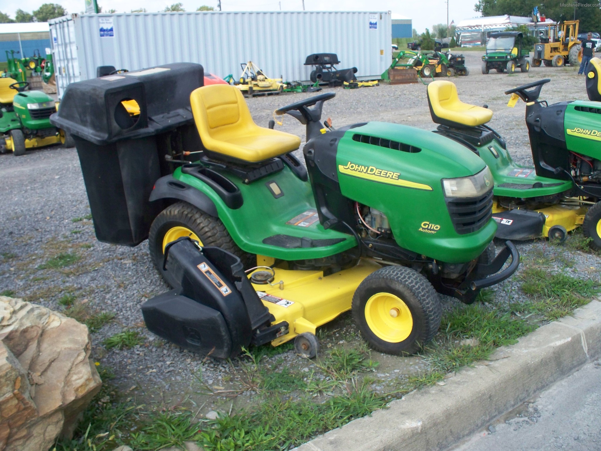 2004 John Deere G110 Lawn & Garden and Commercial Mowing John Deere
