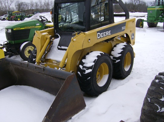 2005 John Deere 320