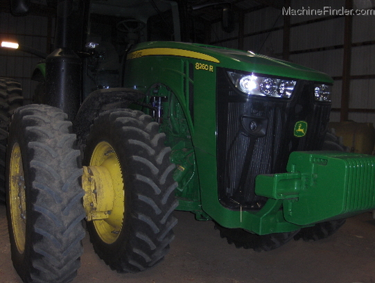 2011 John Deere 8260R