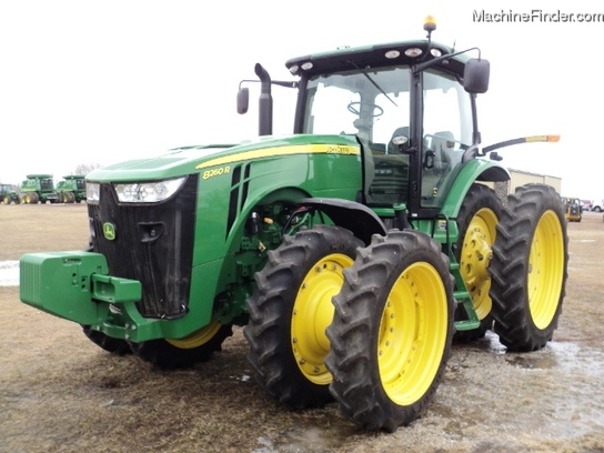 2011 John Deere 8260R