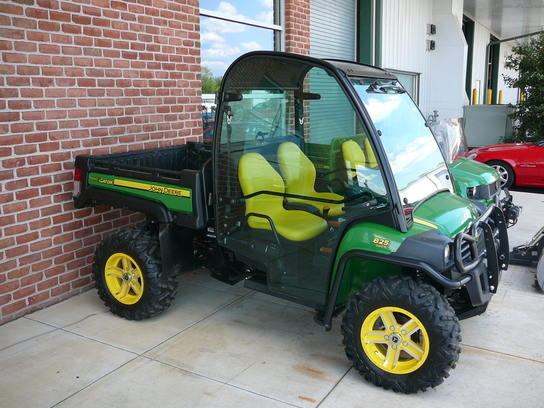 2011 John Deere 825i