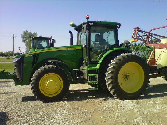 2011 John Deere 8235R