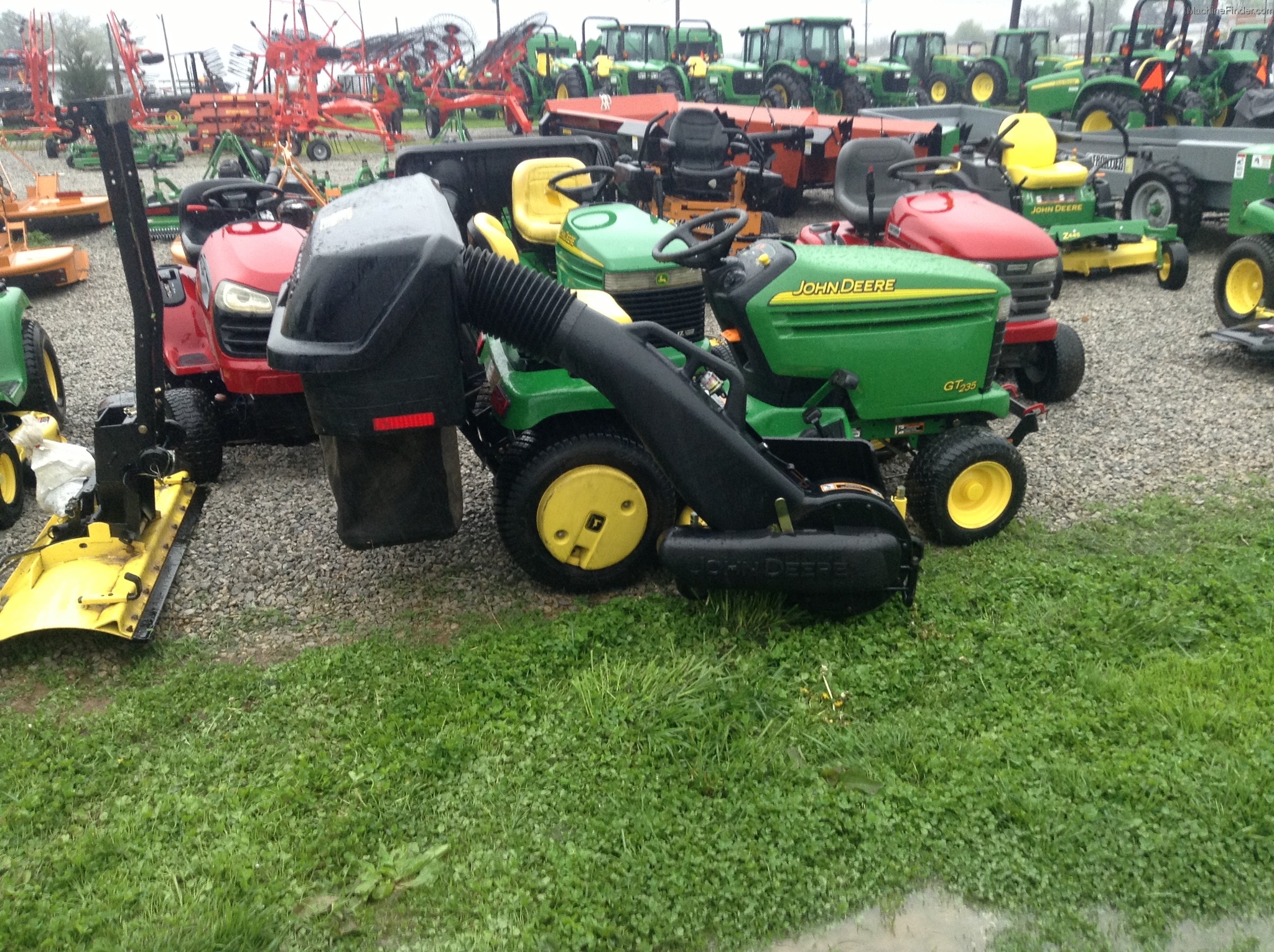2002 John Deere GT235 Lawn & Garden and Commercial Mowing John Deere