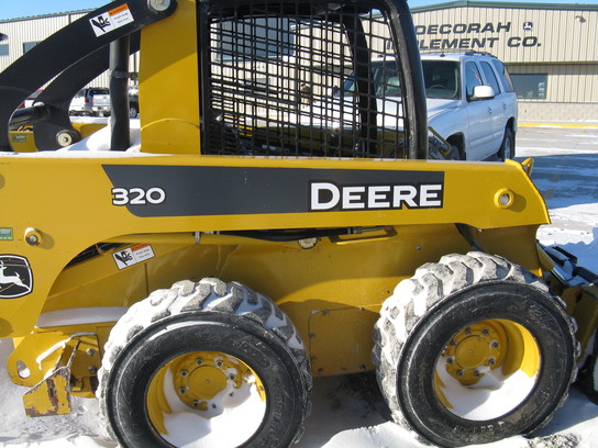 2007 John Deere 320