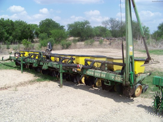 2003 John Deere 7300
