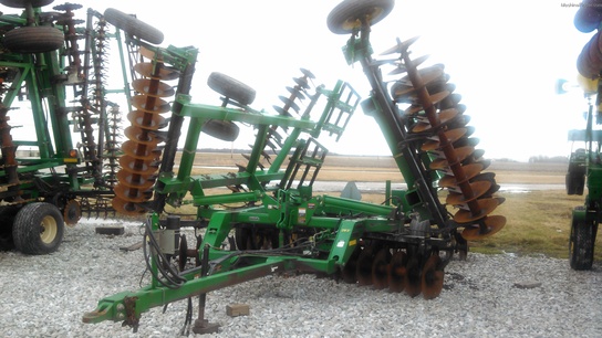 2004 John Deere 637