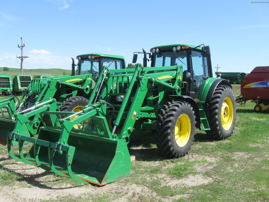 2010 John Deere 7230