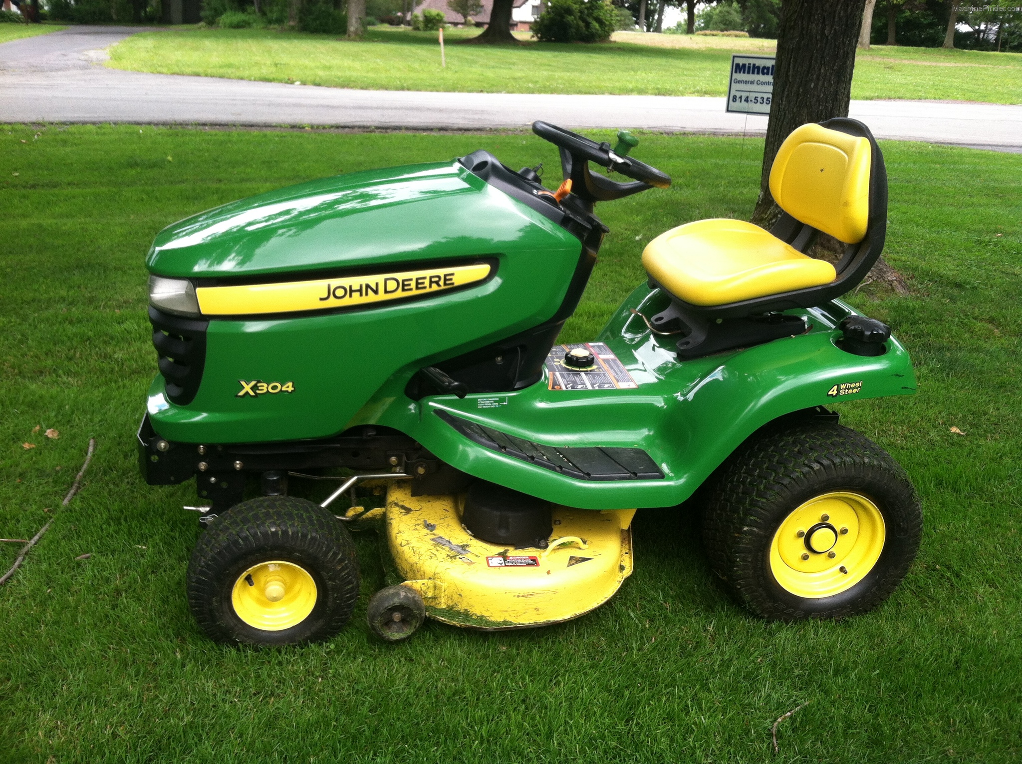 2006 John Deere X304 Lawn & Garden and Commercial Mowing John Deere
