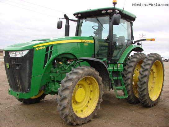 2011 John Deere 8260R