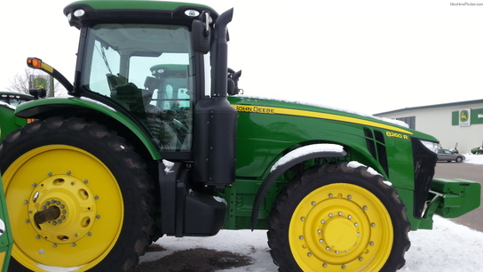 2012 John Deere 8260R