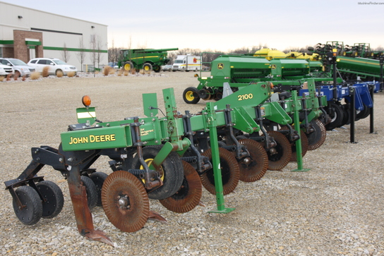 2003 John Deere 2100
