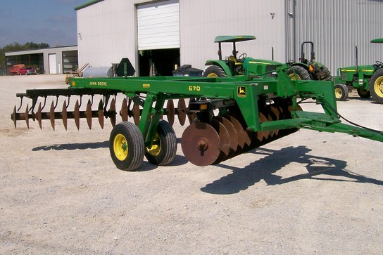 2000 John Deere 670