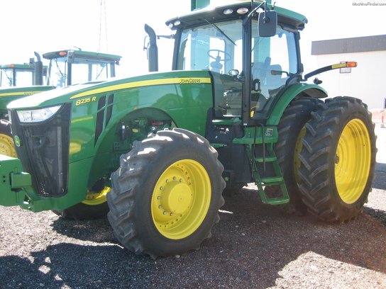  John Deere 8235R