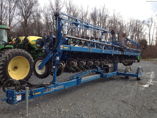 2001 Kinze 3600