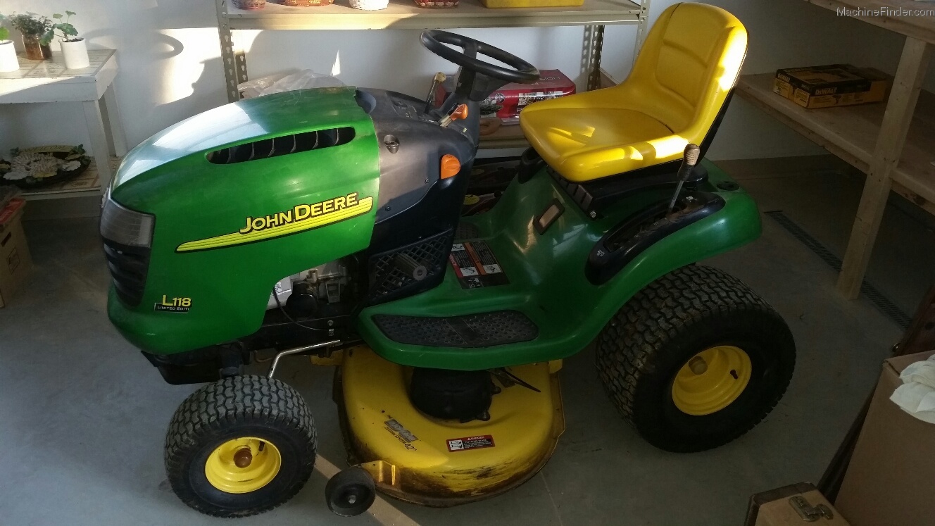 2004 John Deere L118 Lawn & Garden and Commercial Mowing John Deere