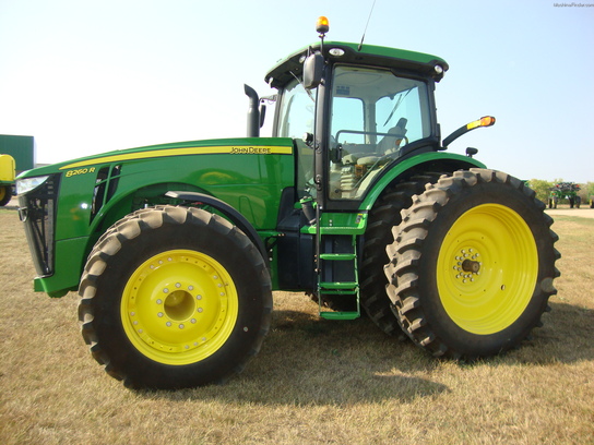 2011 John Deere 8260R