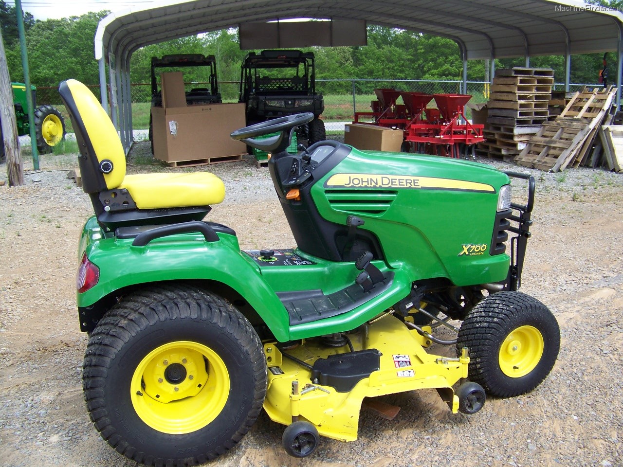 John Deere X700 ⌘ Signature Series Lawn Tractors Information
