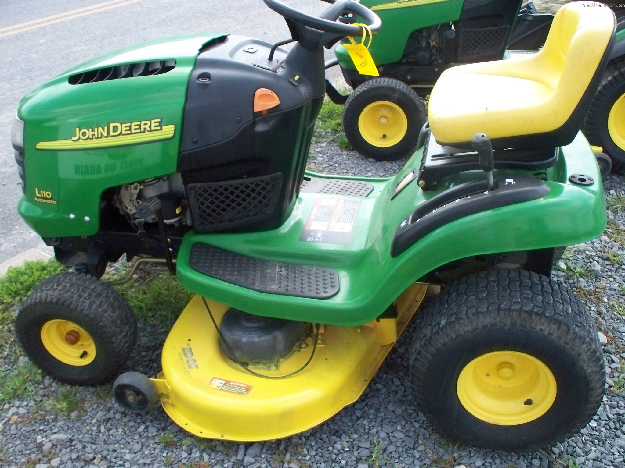 2004 John Deere L110 Lawn & Garden and Commercial Mowing John Deere