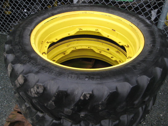 2005 John Deere 320/85R34