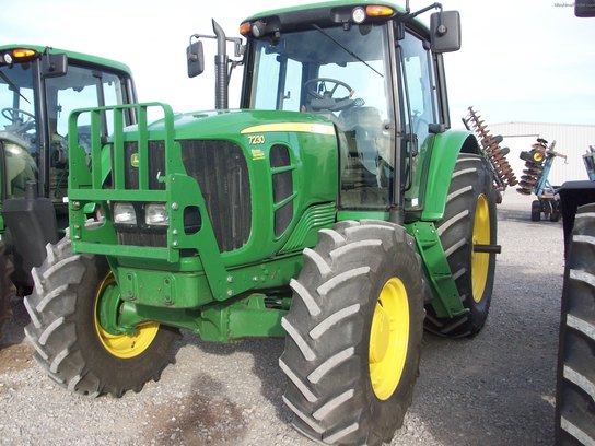 2012 John Deere 7230