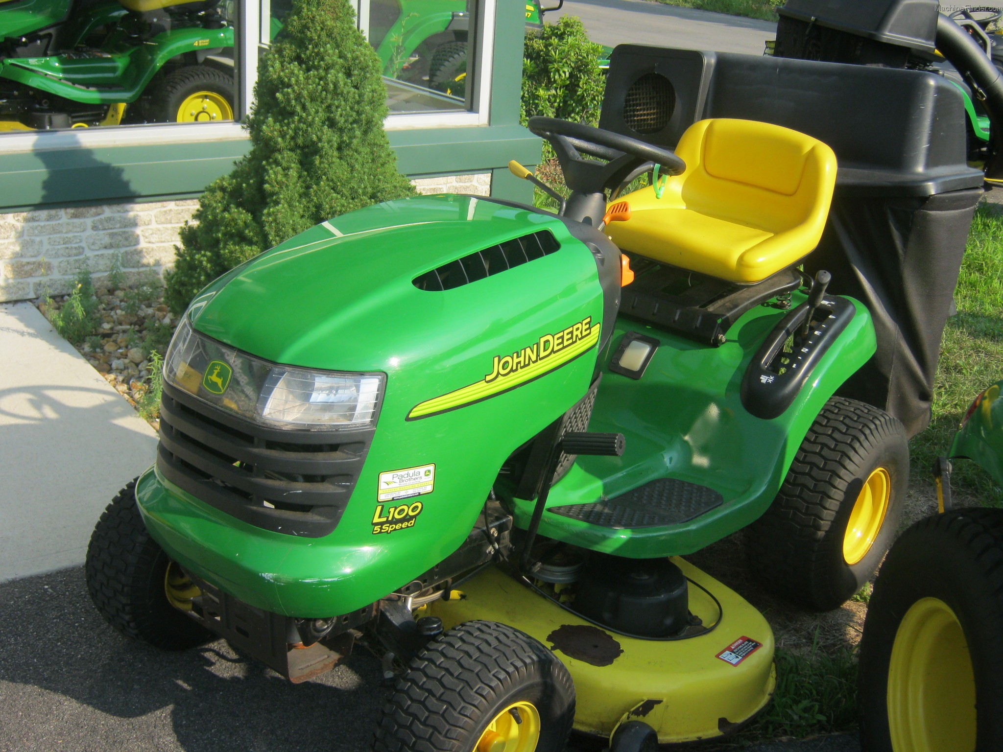 2005 John Deere L100 Lawn & Garden and Commercial Mowing John Deere