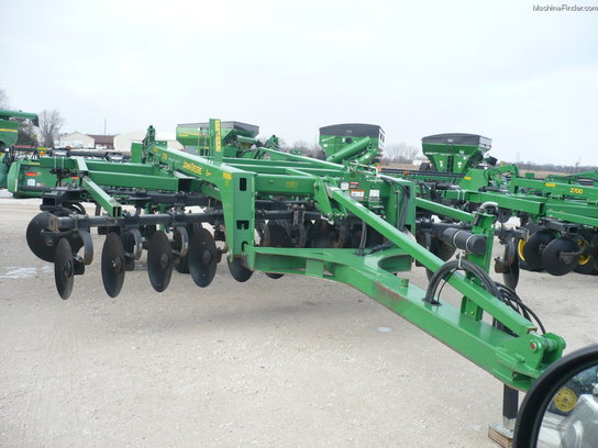 2010 John Deere 2700