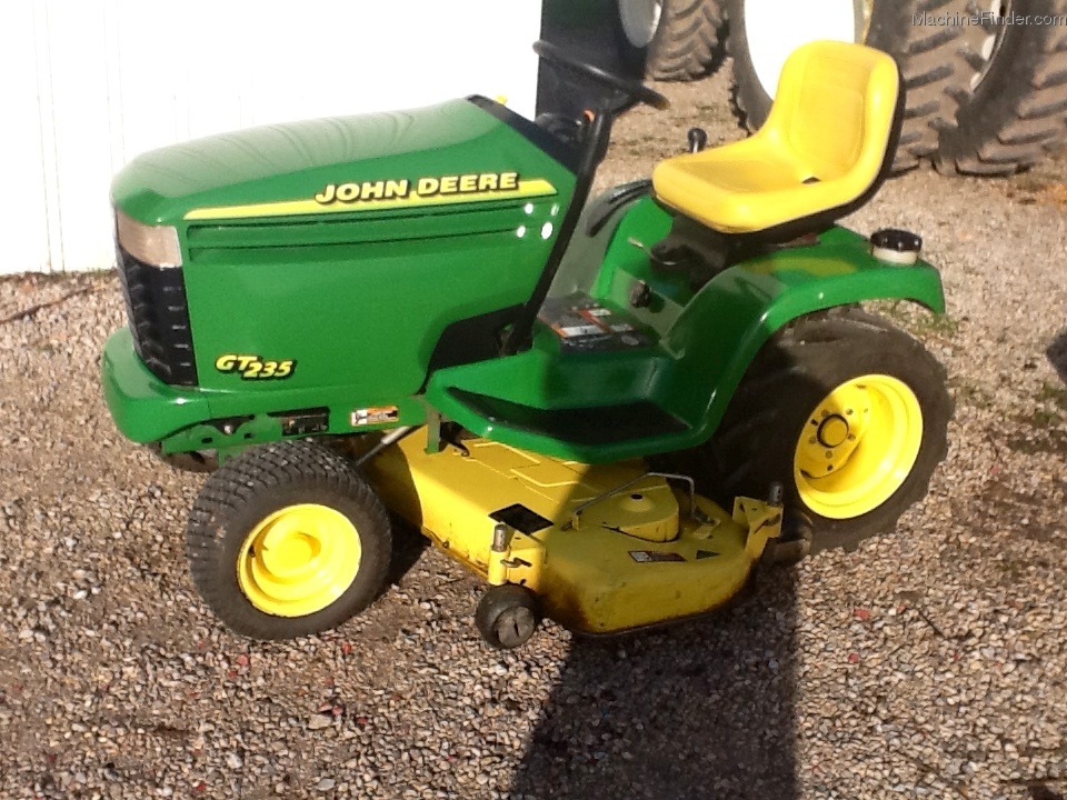 2001 John Deere GT235 Lawn & Garden and Commercial Mowing John Deere
